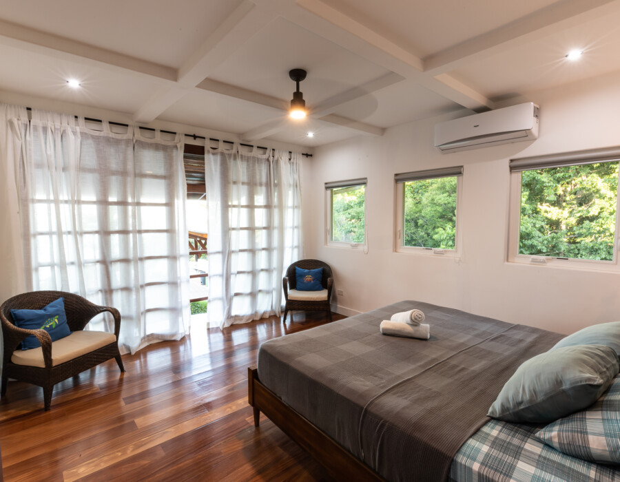 beautiful room with double bed, AC and chairs. Casa Colby