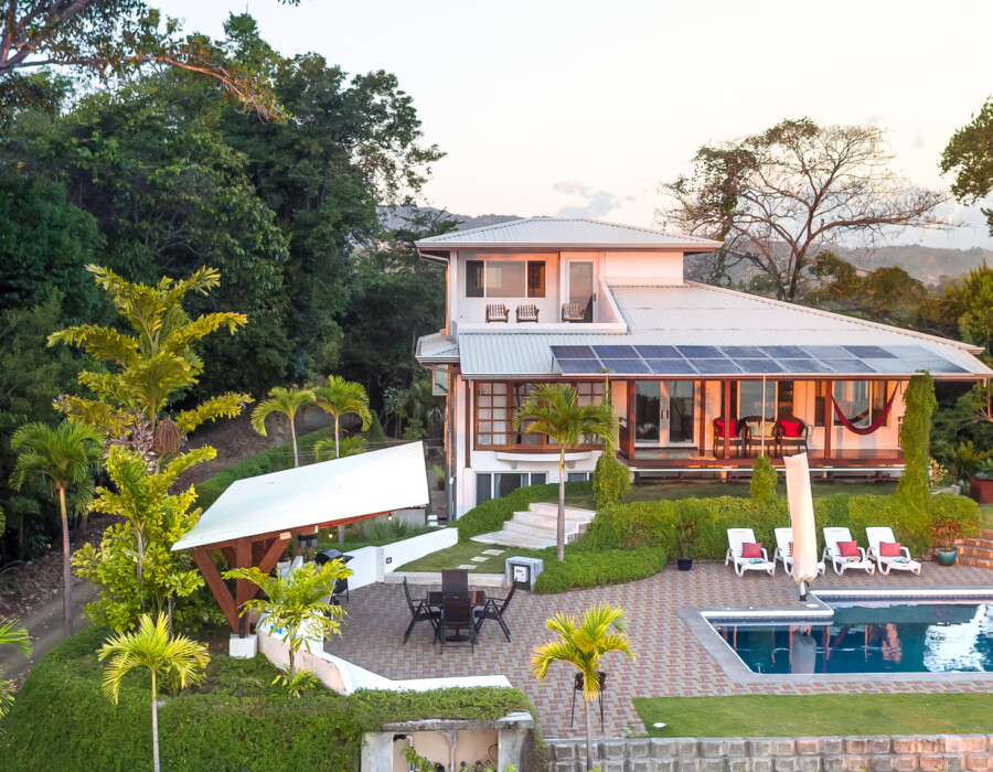 garden with pool at Casa Colby