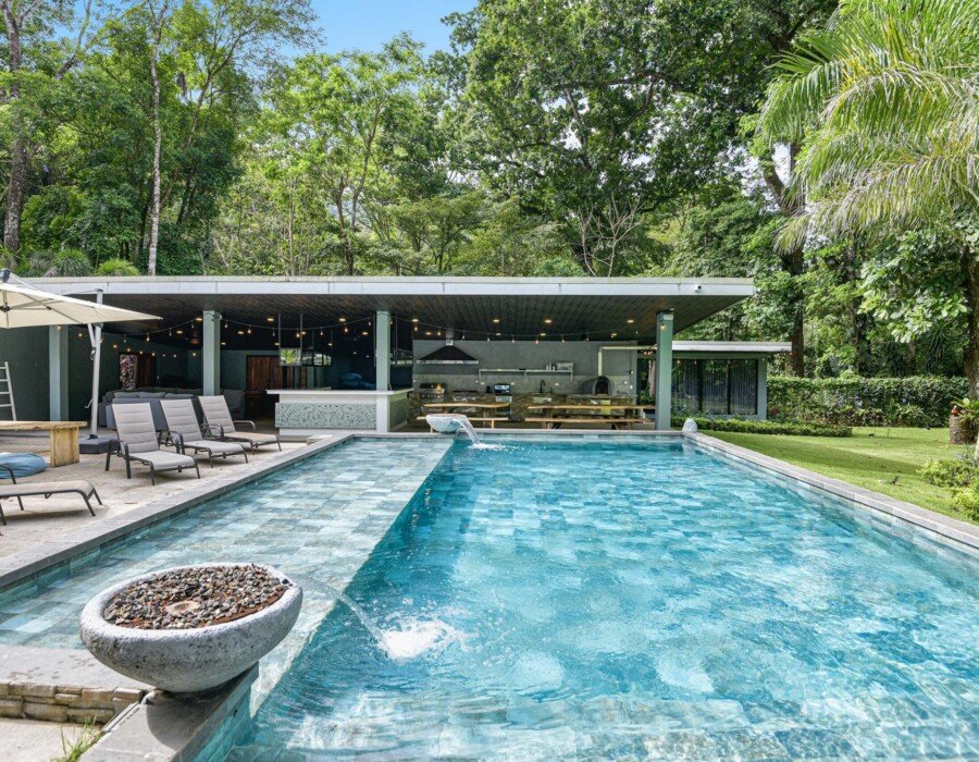 Large pool, with lounge area and ranch for 16 people with a spectacular garden in Seven Ranch