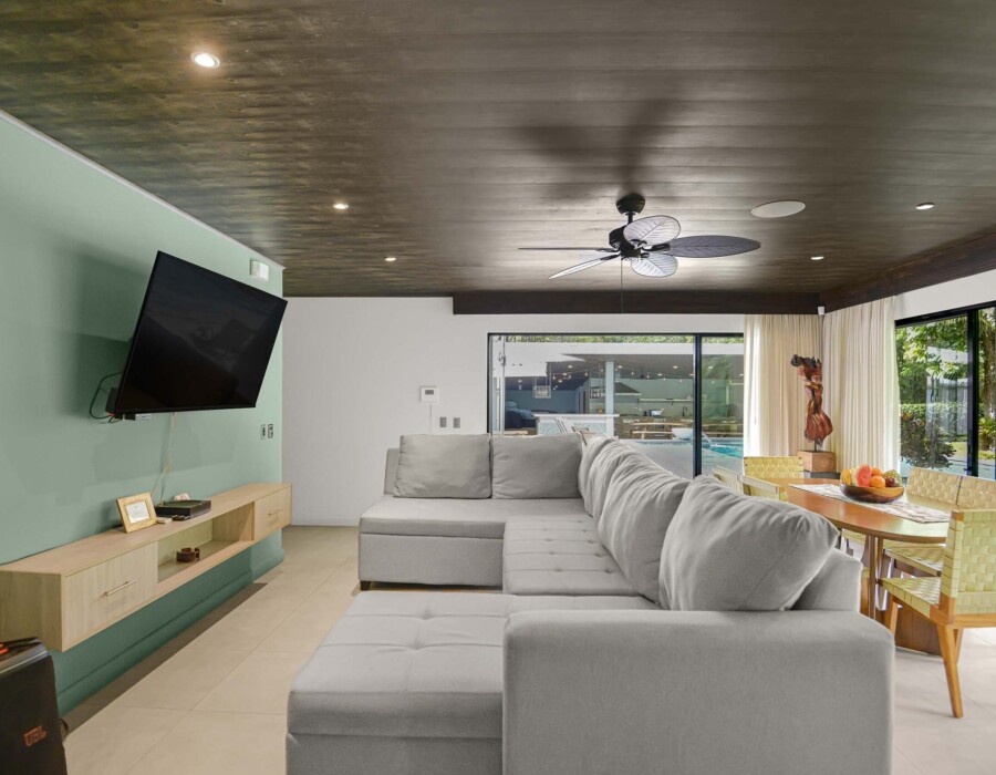 Living room with the famous open-air concept, very bright, with TV, fan, air conditioning, to watch games at Seven Ranch