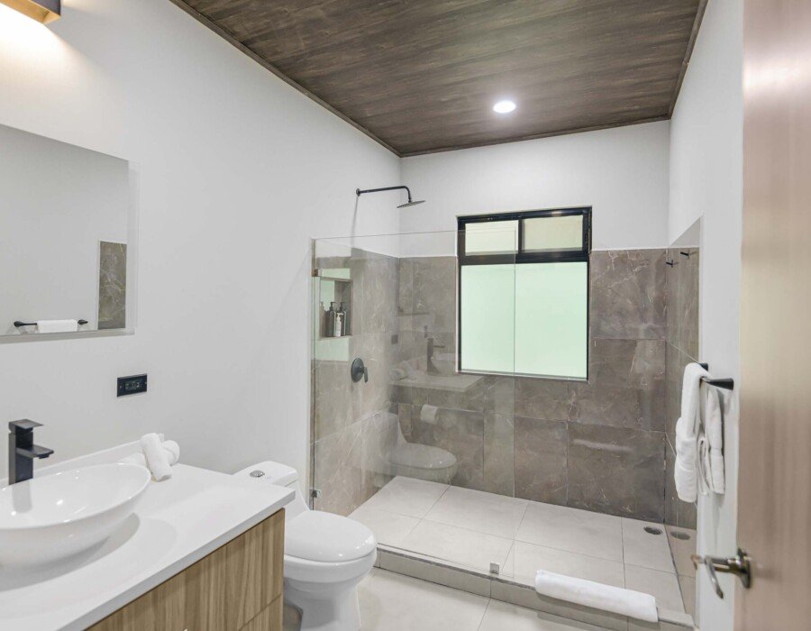 Modern full bathroom in Seven Ranch