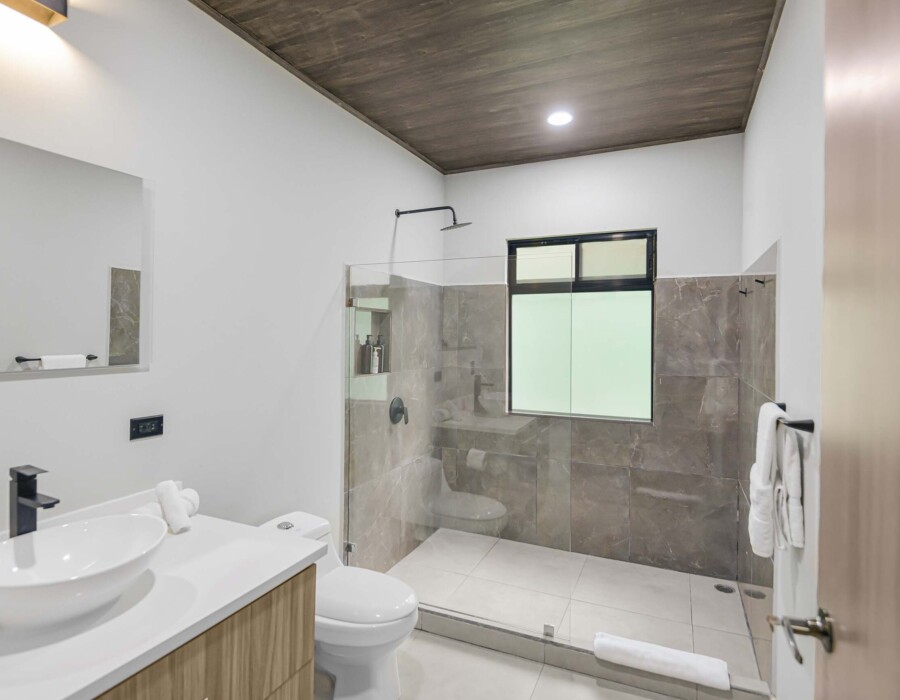 Modern full bathroom in Seven Ranch