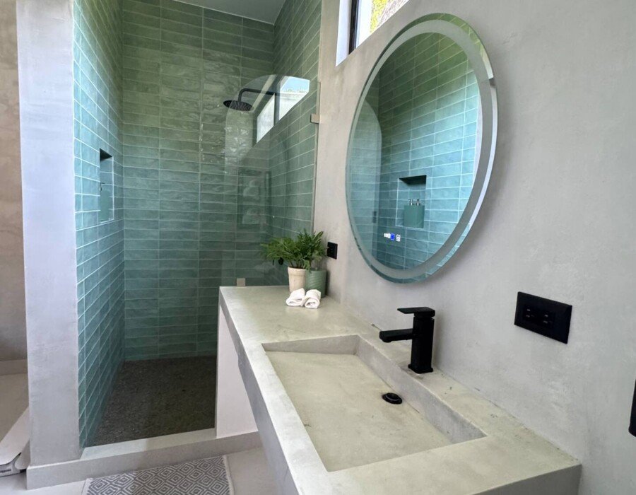 large modern bathroom with shower and mirror at Casa Brisa
