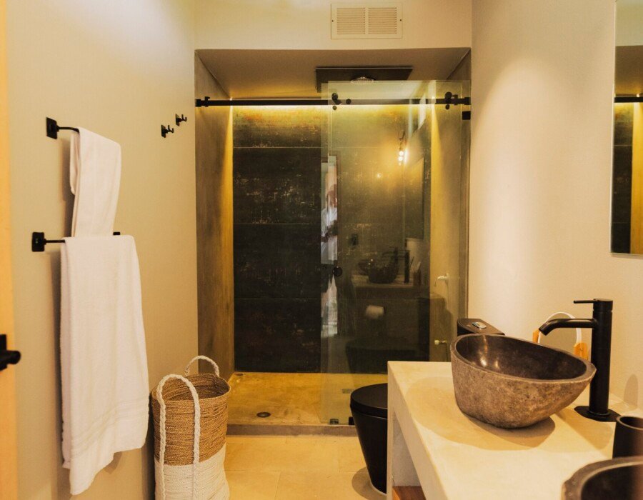 En-suite bathroom with walk-in shower in beachfront villa near Jaco Costa Rica