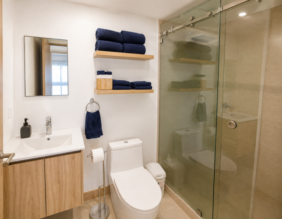 Modern bathroom with walk-in shower at Casa Live 1708