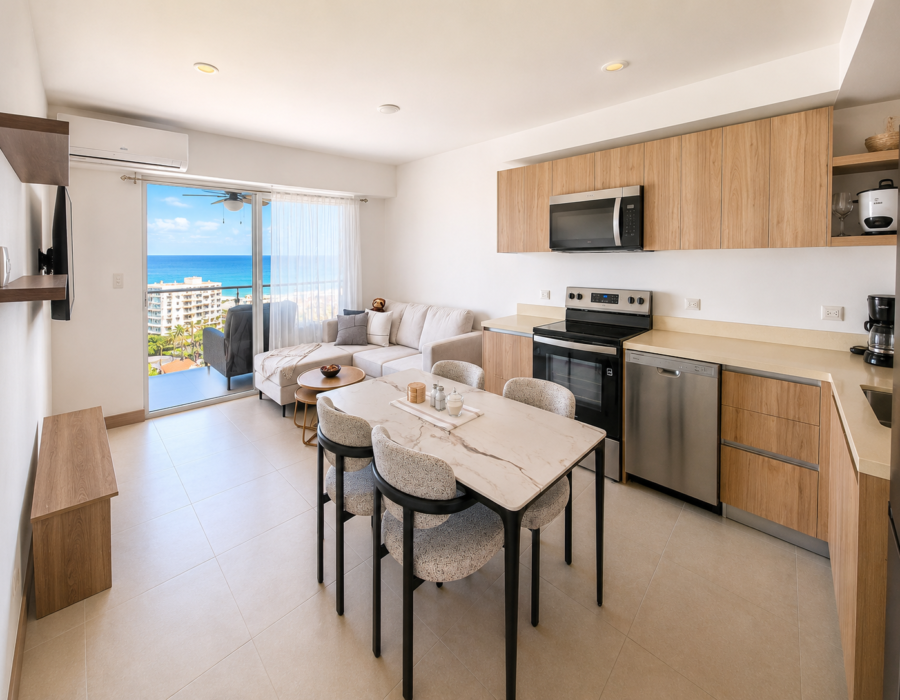 Dining area and kitchen at Casa Live 1708