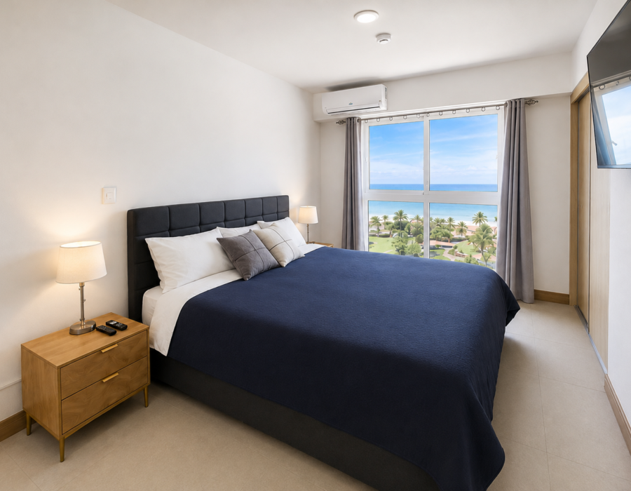 King bedroom with ocean view at Casa Live 1708