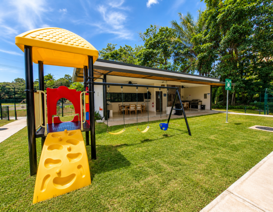 Garden and children's play area at Casa Live 1708