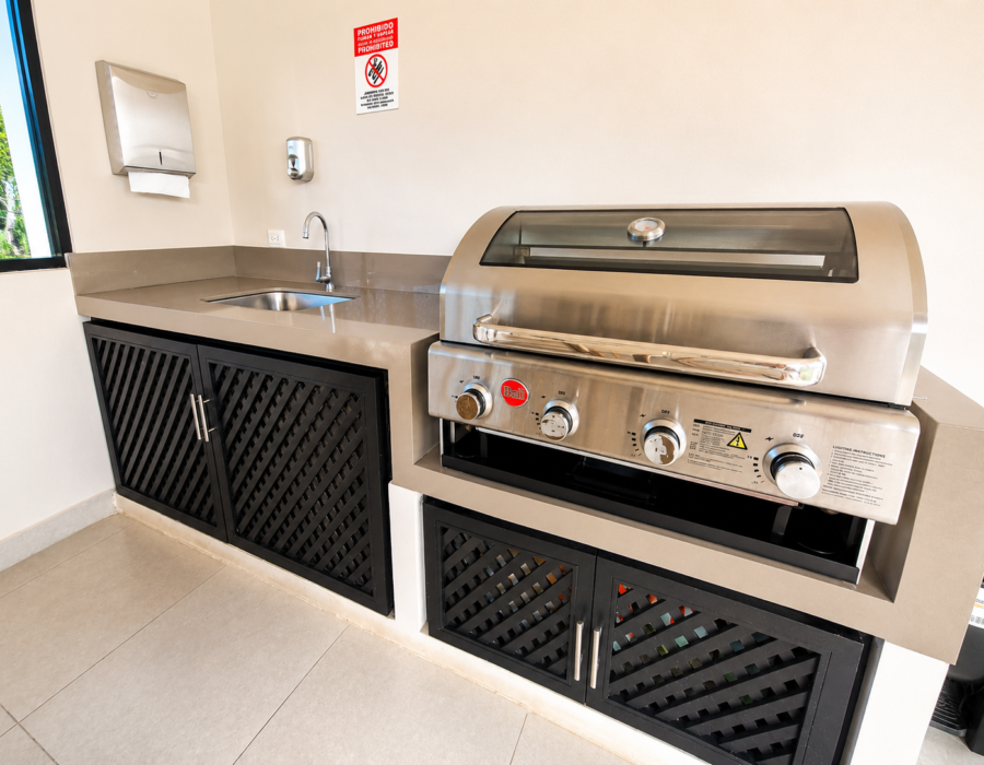 Outdoor BBQ grill at Casa Live 1708