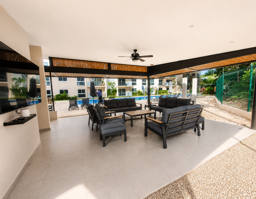 Covered outdoor lounge and dining area at Casa Live 1708