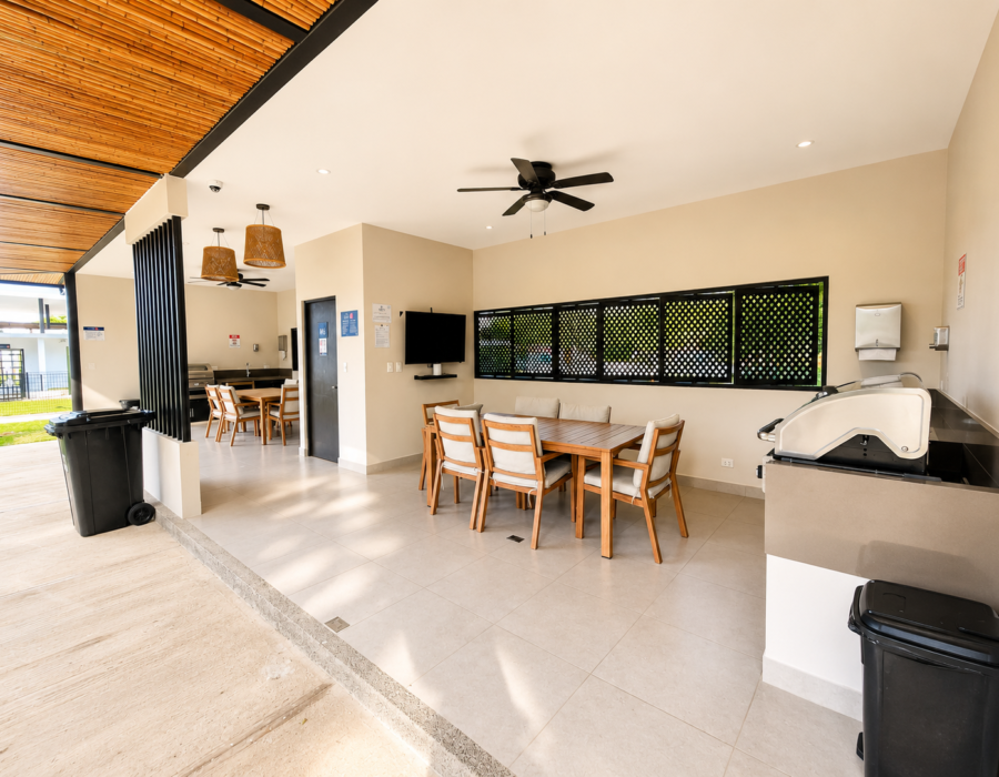 Covered BBQ and outdoor dining area at Casa Live 1708